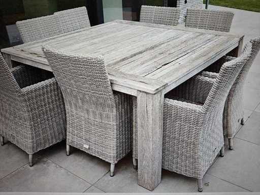 Tavolo da giardino in legno con 8 sedie in vimini