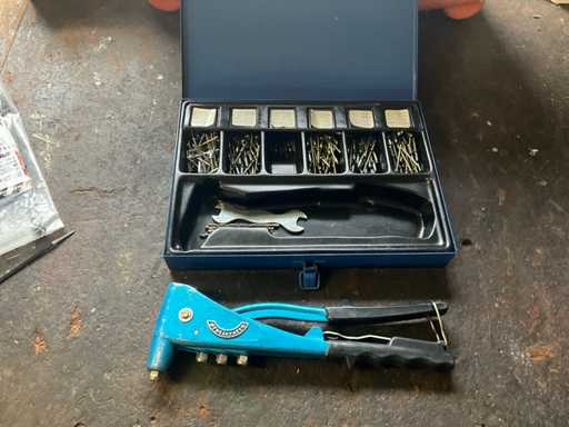 Assortimentscontainer met klinknagels en tangen