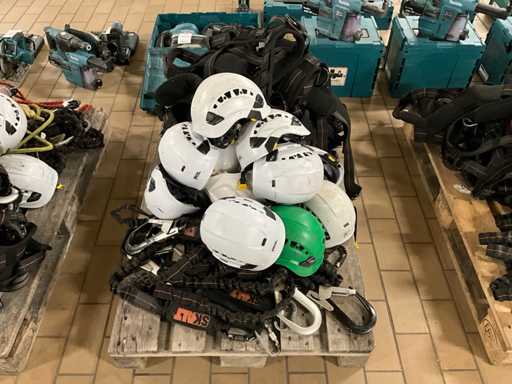 Skalt/Petzl veiligheidshelmen, harnassen en vanglijnen (30x)