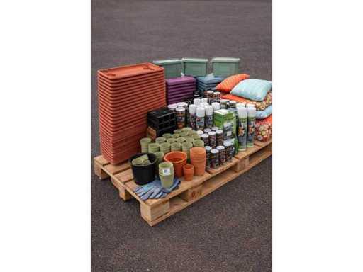 Gran paleta de un nuevo centro de jardinería – aproximadamente 400 artículos variados