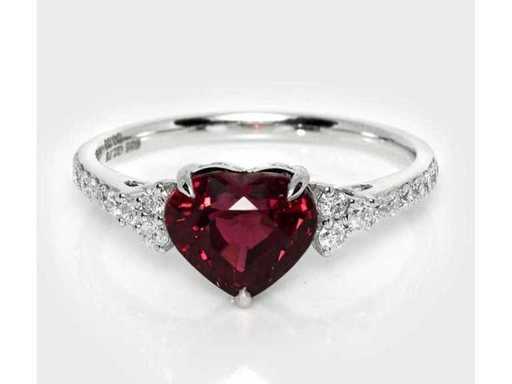 Luxusring aus hochwertigem Naturgranat rötlich-lila 3,08 Karat