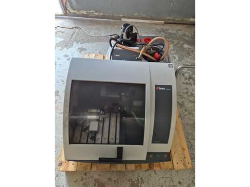 STRUERS - Labotom-5 - sega circolare da banco manuale - 2012