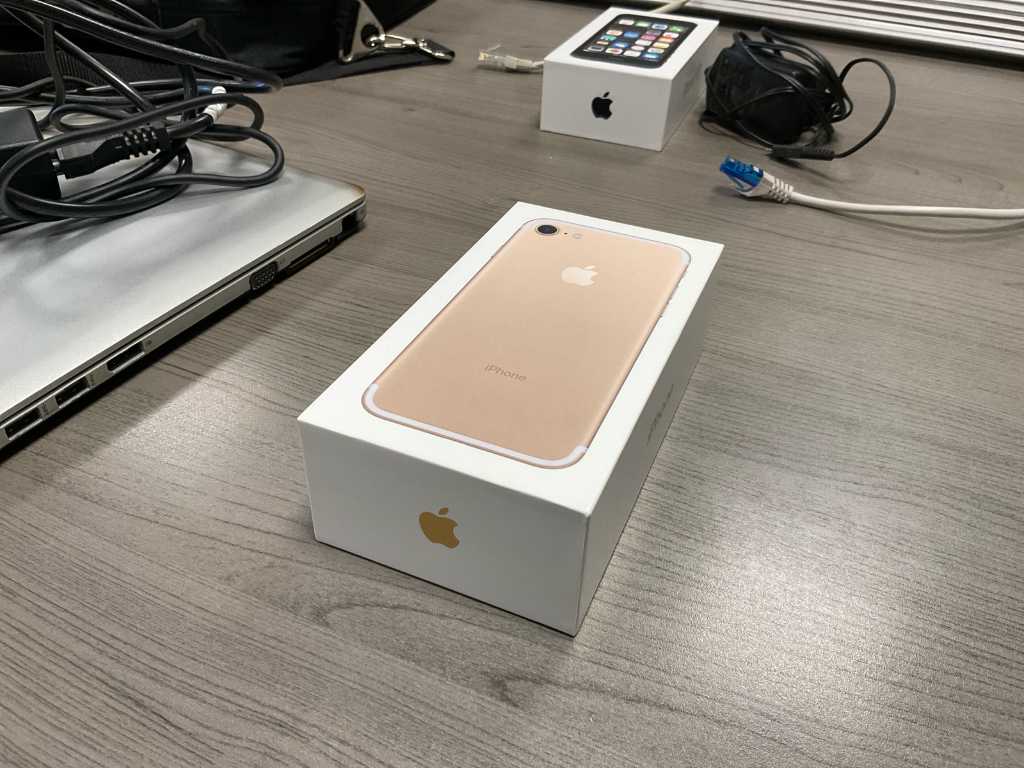 Apple iPhone 7, Gold, 32GB (A1778) Smartphone