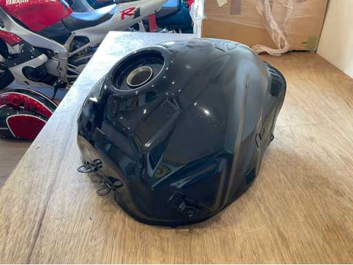 Suzuki GSXS 750 Tank Part