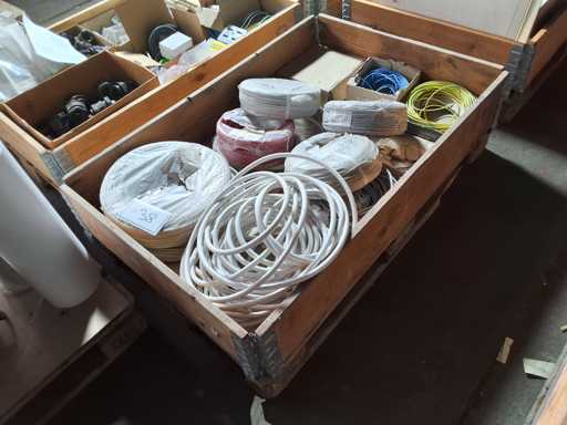   Palette mit Elektrokabel