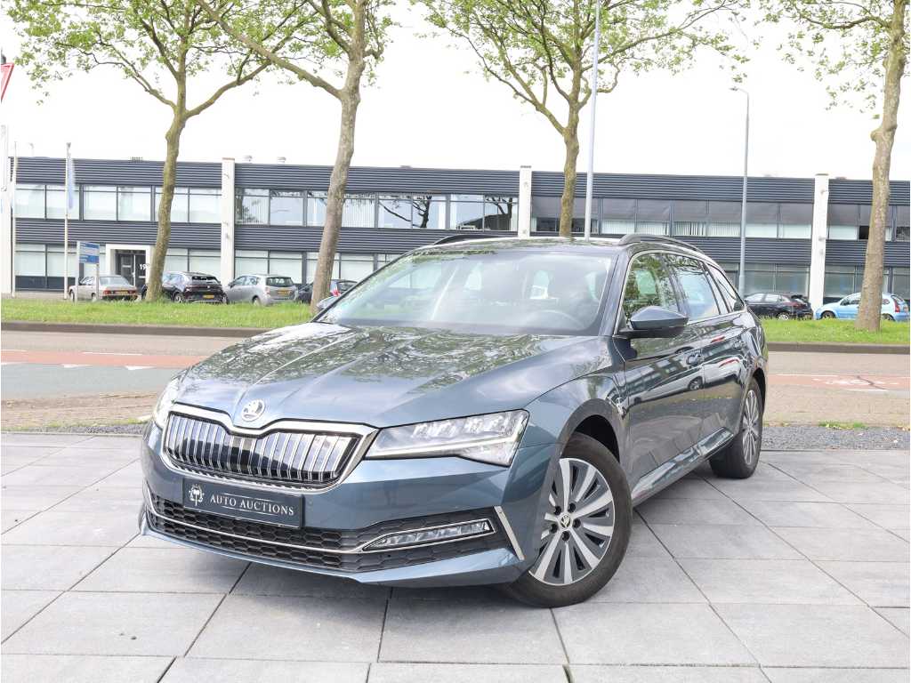 Skoda Superb Combi 1.4 TSI iV PHEV 218HP Automatique 2021 Chauffage des sièges Adaptive Carplay Navigation DAB LED 