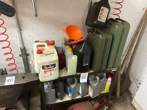 Partij olie- en benzinebussen