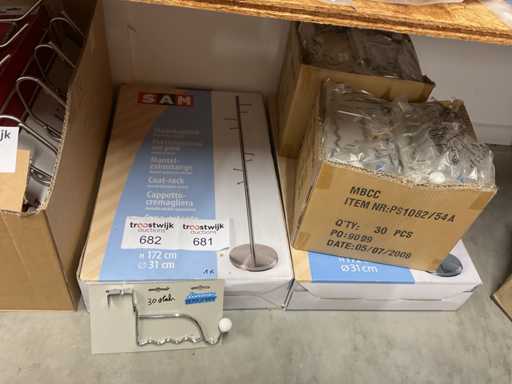 1 Klebehalter; 30-fache Türgarderobe