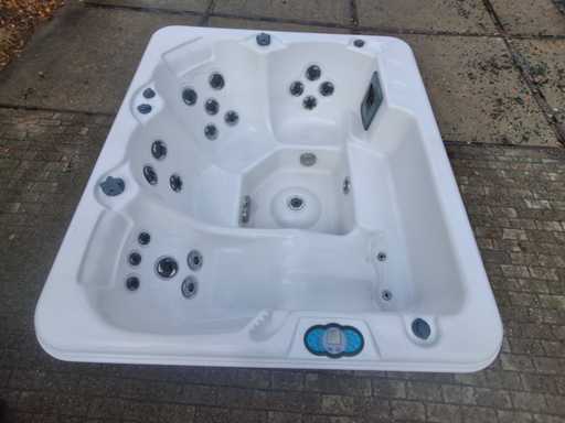 Jacuzzi dla 4 osób i spa na ?wie?ym powietrzu