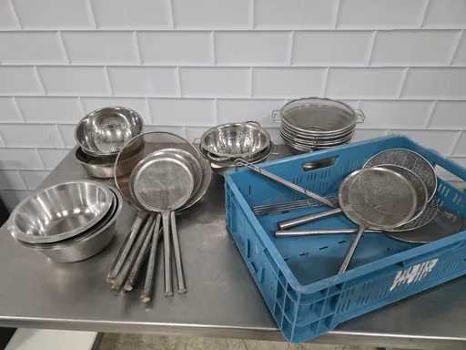 Lot de diverses fournitures de cuisine en acier inoxydable