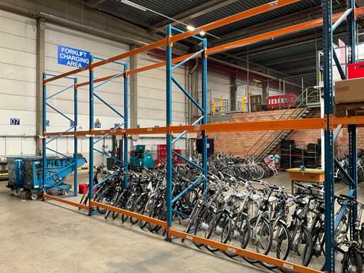 Groot lot Magazijnstelling +-240 M
