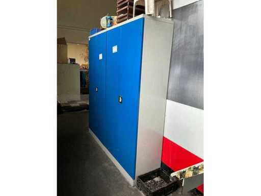 Armadio a porta incernierata