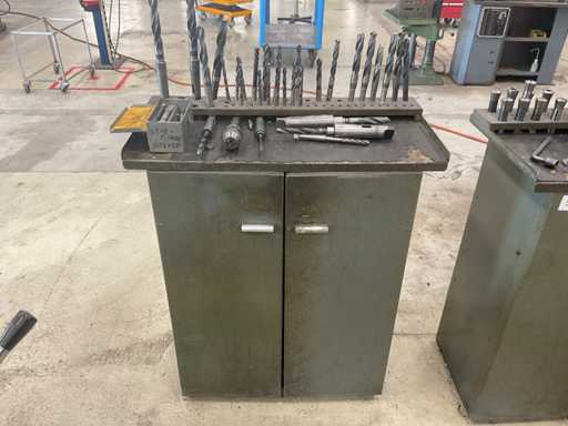 Werkstattschrank mit Inhalt von Bohrmaschinen und Zubehör