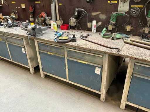 Werkbank met bankschroef