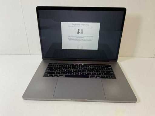 Apple MacBook Pro 15.4", Core(TM) i7 8ª generazione, 32 GB RAM, 251 GB NVMe, AMD Radeon Pro 555X 4GB