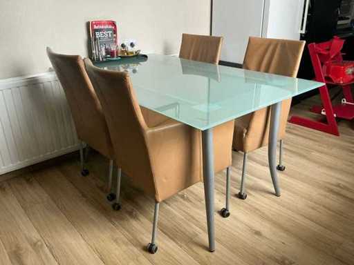 tafel met 4 stoelen