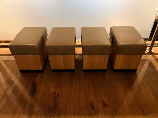 Hutten - Houten poef met lederen zitting (4x)