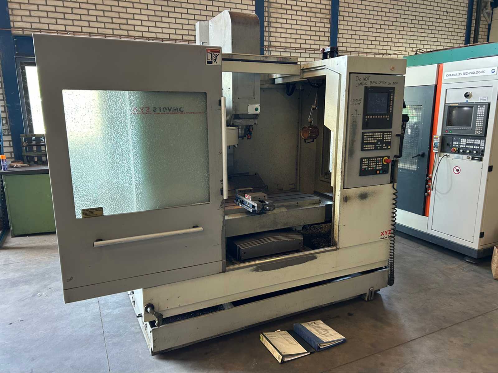 2004 XYZ VMC 810 CNC Universal machine centre