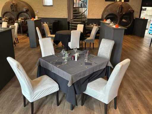Tables et chaises de restaurant de fête