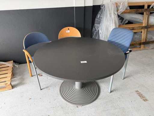 Hoogwaardige vergadertafel met groep stoelen