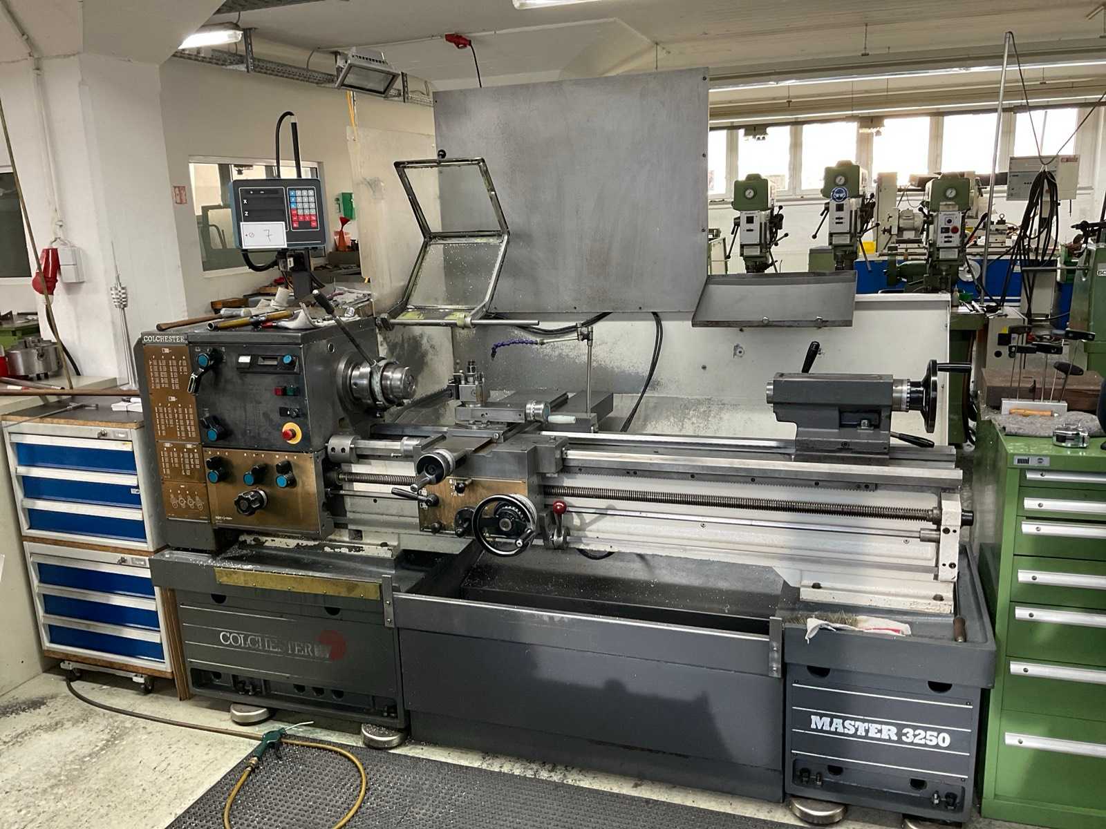 COLCHESTER Master 3250 Lead and Pull Spindle Lathe