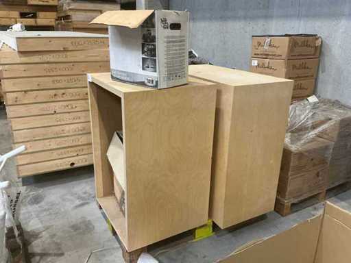 Verschiedene Ausstellungsgebäude (2x)