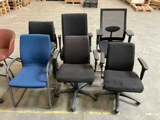 Beaucoup de chaises de bureau et de conférence, 8 pièces