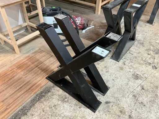 Tavolo da pranzo con gamba incrociata (2x)