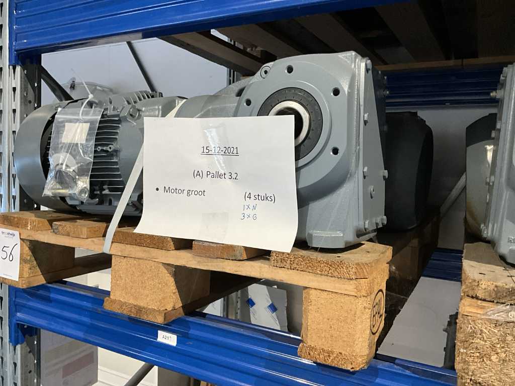 Siemens 2KJ3510–5HG22 and 2KJ3907-4B electric motor with worm gear unit (4x)