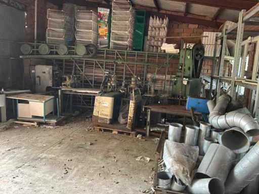 Verschiedene Holz- und Metallbearbeitungsmaschinen und Werkstattinventar