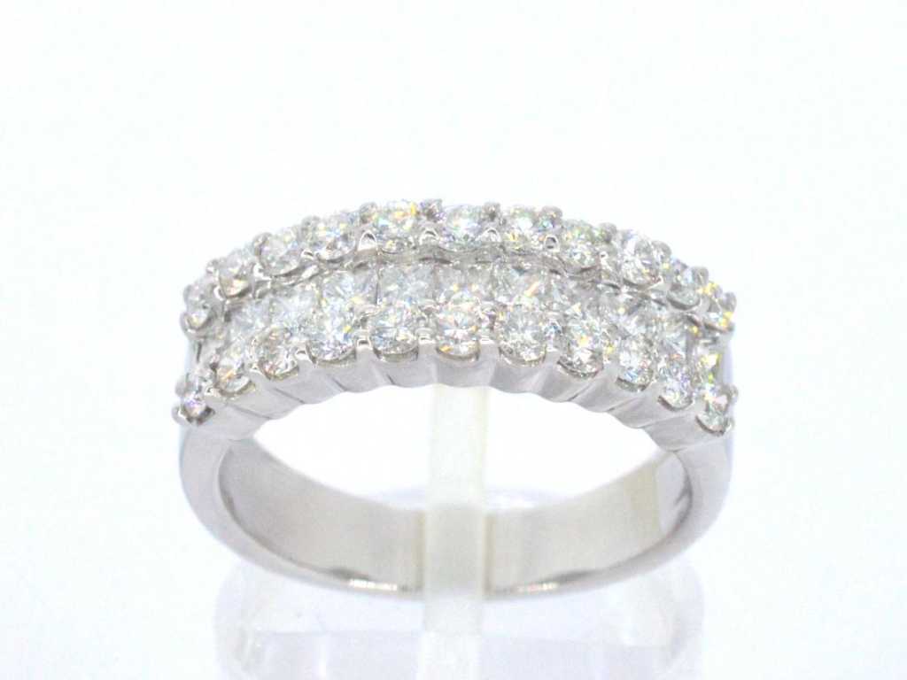 Beautiful row ring with princess and brilliant-cut diamonds of high quality