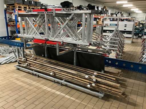 Scaffolding yoke with various scaffolding parts