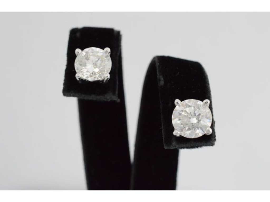 Boucles d’oreilles en or blanc avec deux diamants solitaires de 2,00 carats au total