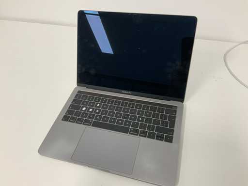 13-calowy laptop Apple A1989 MacBook Pro