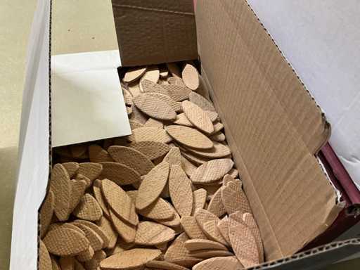 Partia listew i środków przyklejających