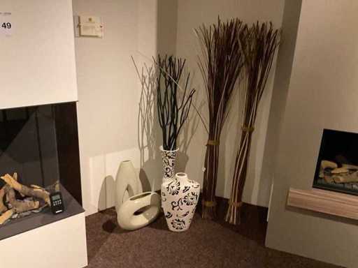 Charge von Vasen und dekorativen Materialien