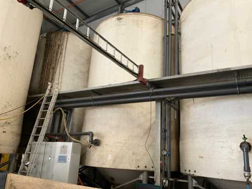 (c) 2012 M.I.P. Vertical storage tank