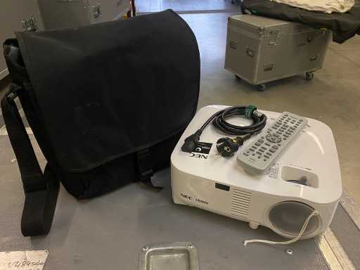 NEC - VT800 Projector 2700AL - Projector