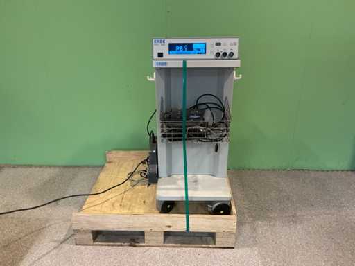 Dispozitiv ERBE APC300 de coagulare a plasmei cu argon cu două comutatoare de picior și manșetă de presiune