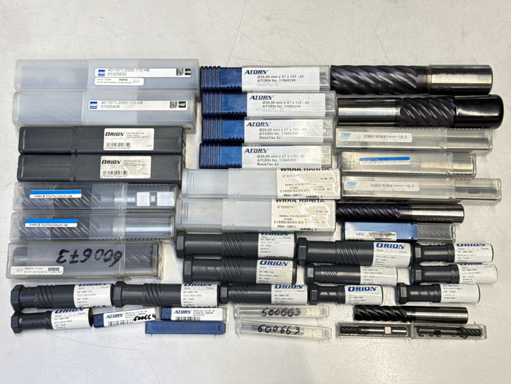   Beaucoup d’outils en carbure solide