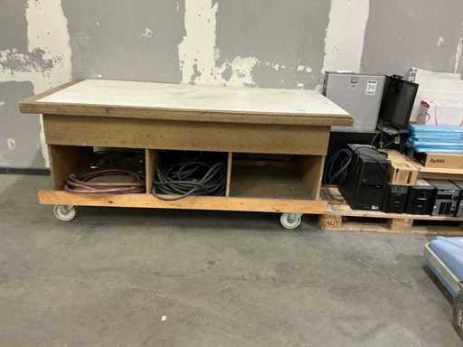 Mobilny drewniany stół warsztatowy