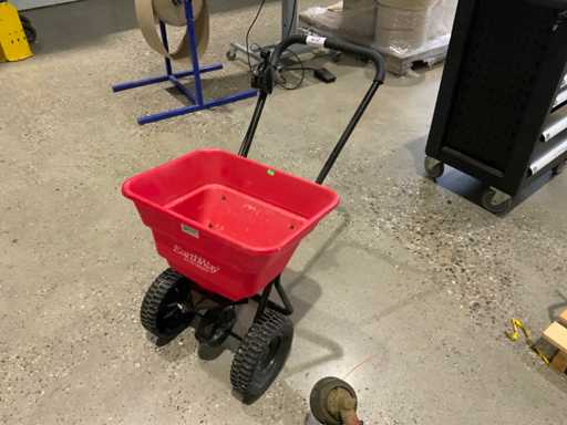 EarthWay Salzstreuer