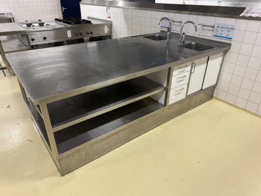 Évier en acier inoxydable et îlot de table de travail