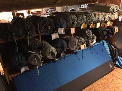 Série de différents matelas auto-gonflants (29x)