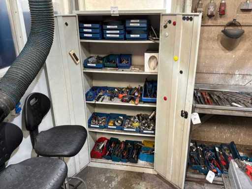 Armadio con vari utensili manuali