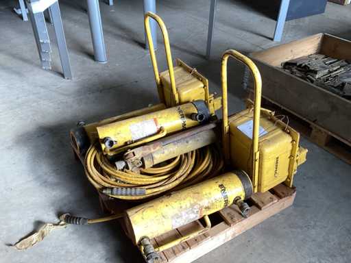 Hydraulic jacks (4x)