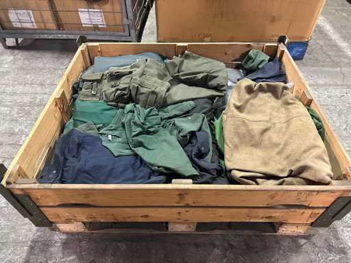 Lot de diverse îmbr?c?minte militar?