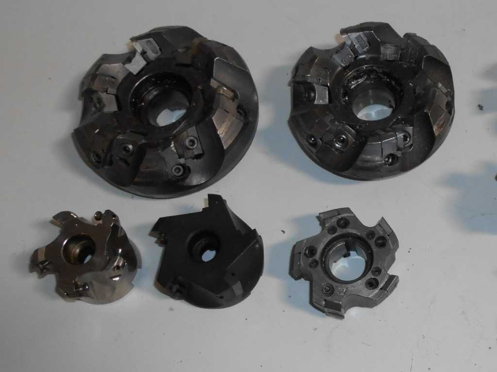Jacketed head milling cutters with indexable inserts