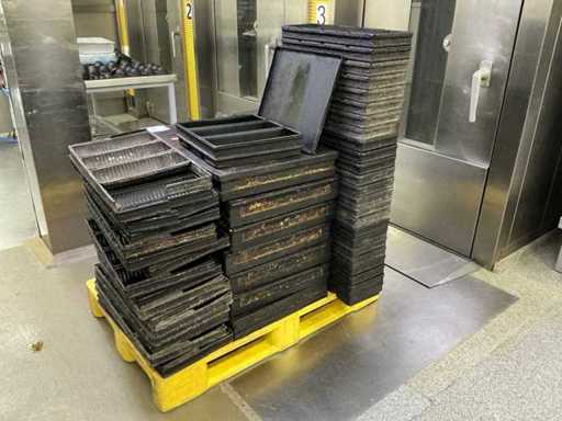 Lotto di teglie, pane e torta