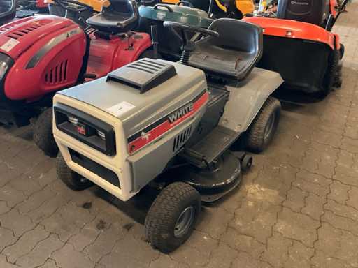 Bia?y traktor trawowy LT-12